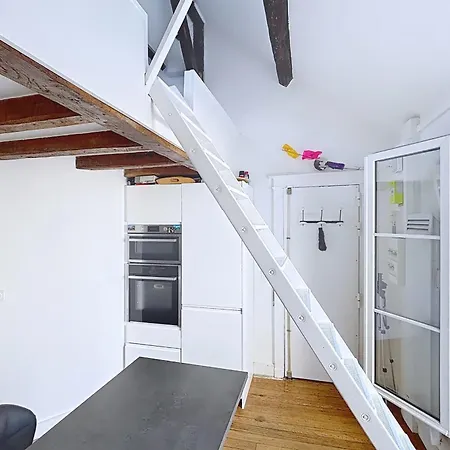 Charming 2-room In Le Marais Apartment
